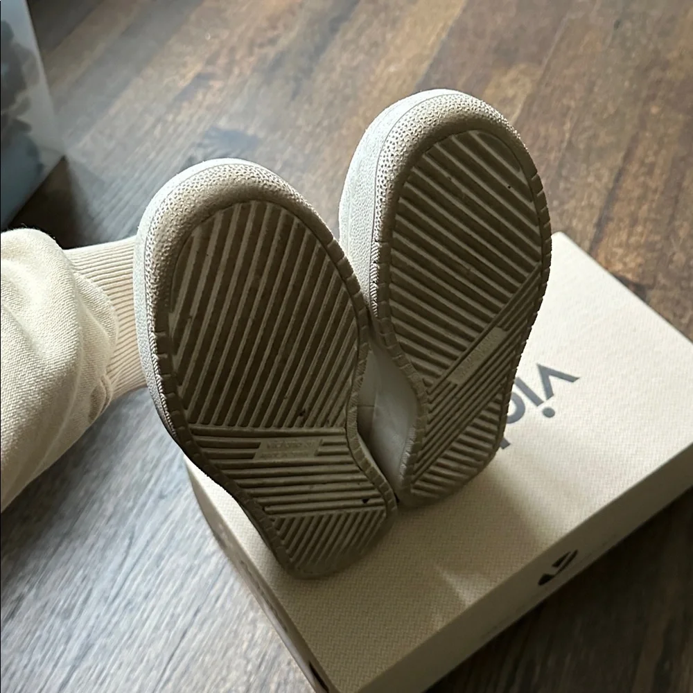 Evereve Cream and Silver Low-Top Sneakers